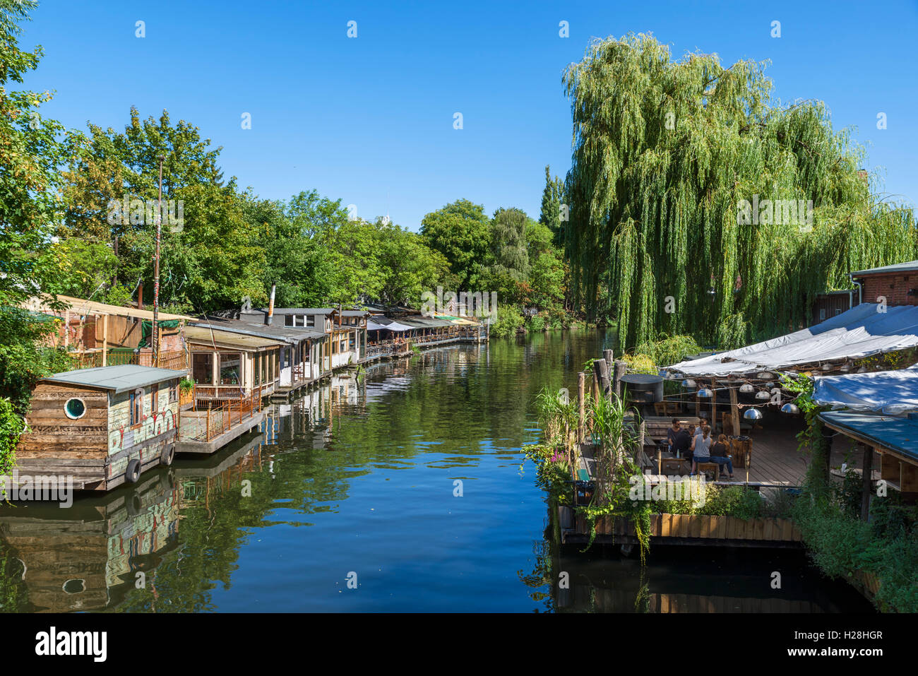 Le canal Flutgraben avec Club der Visionare à droite et à gauche, le restaurant Freischwimmer Kreuzberg, Berlin, Allemagne Banque D'Images