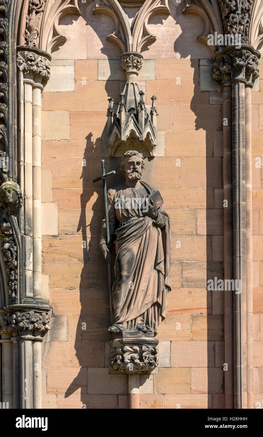 Statue sur la façade ouest de la cathédrale de Lichfield, Lichfield, Staffordshire, England, UK Banque D'Images