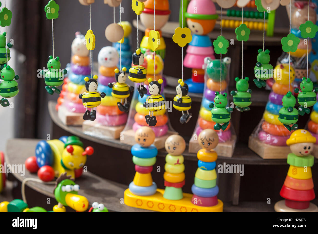 Street market stall pleine de jouets en bois faits à la main Banque D'Images