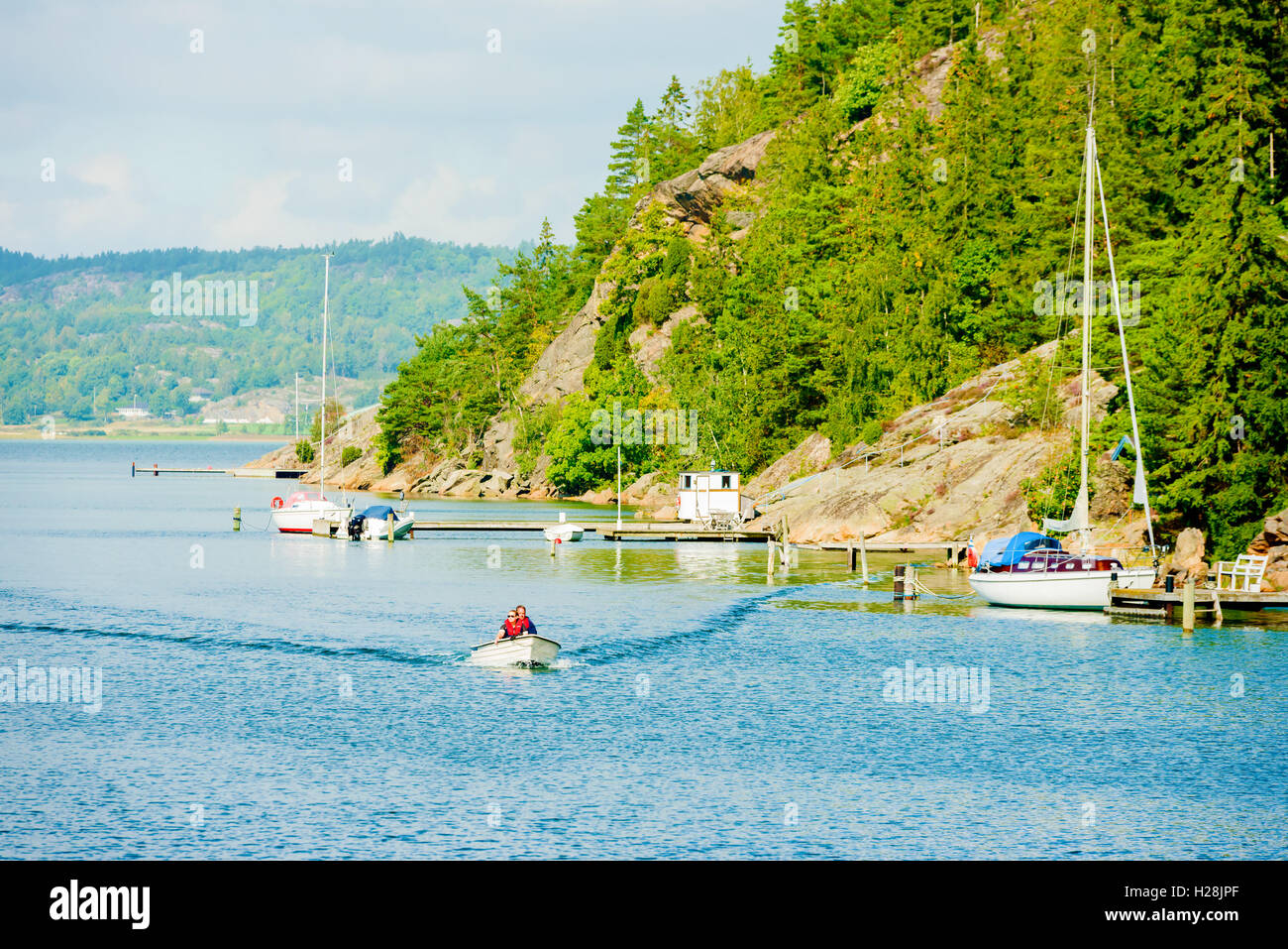 Askeron, Suède - septembre 9, 2016 : l'environnement documentaire de deux adultes voyageant dans de petits bateaux à moteur ouvert à l'ouest coa Banque D'Images
