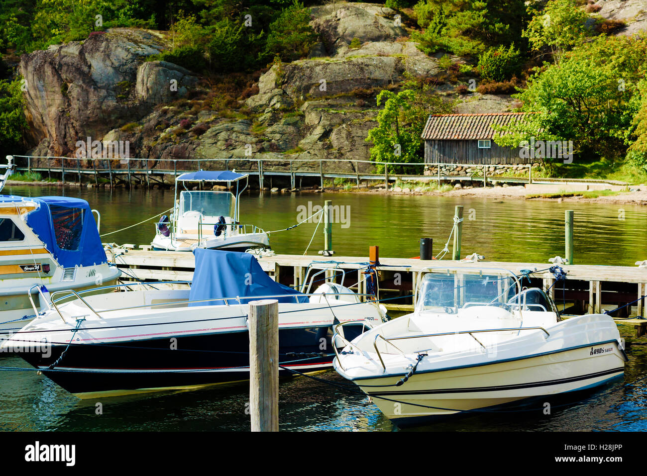 Askeron, Suède - septembre 9, 2016 : l'environnement documentaire de petits bateaux amarrés dans un environnement naturel avec vieux, l'APNU Banque D'Images