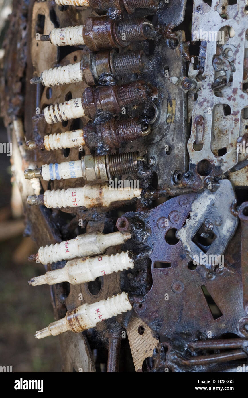 Sculptures faites à partir de pièces d'auto et ancien bougies Banque D'Images