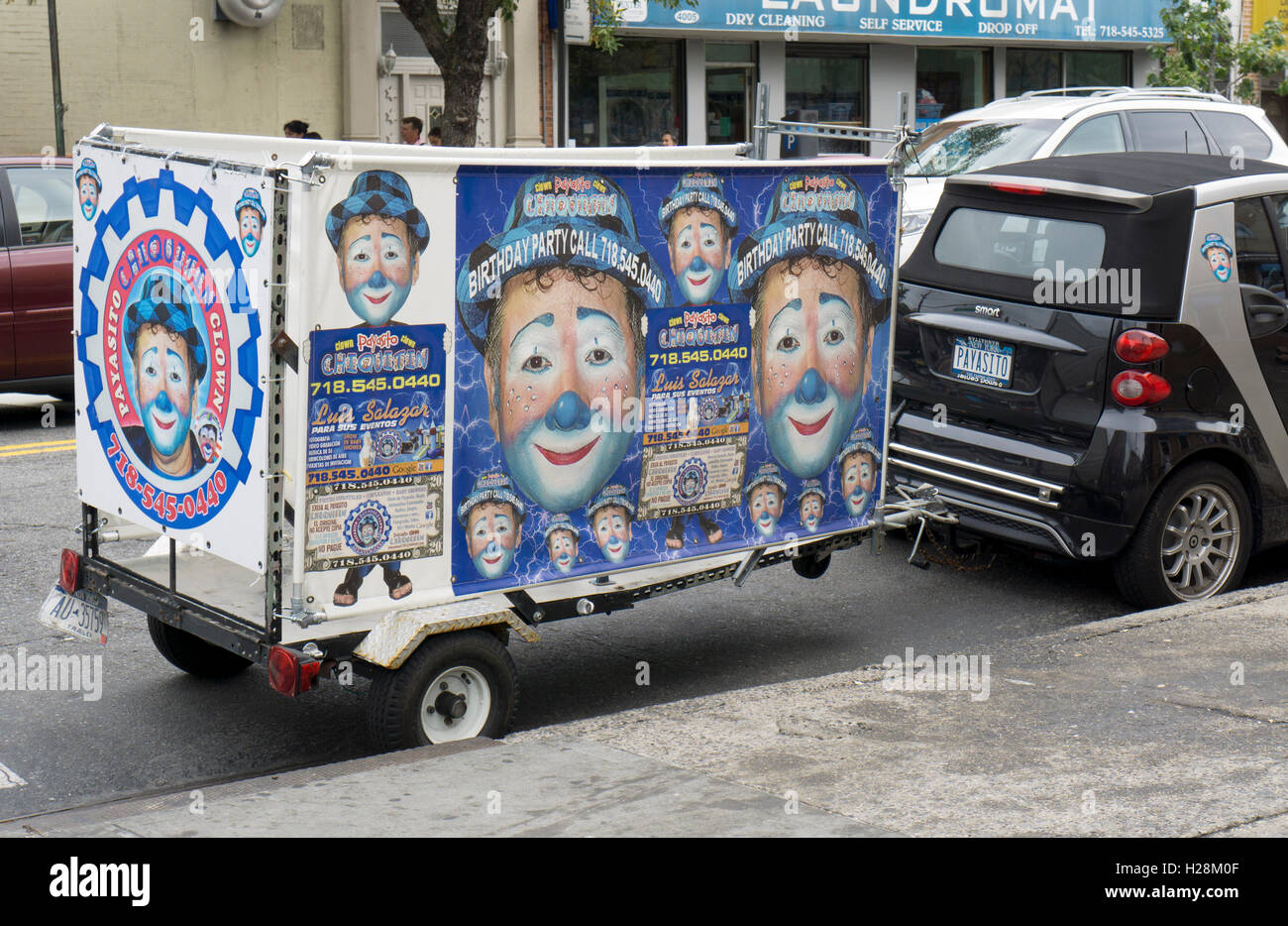 L'annonce d'automobile pour Payasito Chiquitin Lucho Salazar Coronado, le clown latino-américain photographié à Astoria, Queens, New York. Banque D'Images