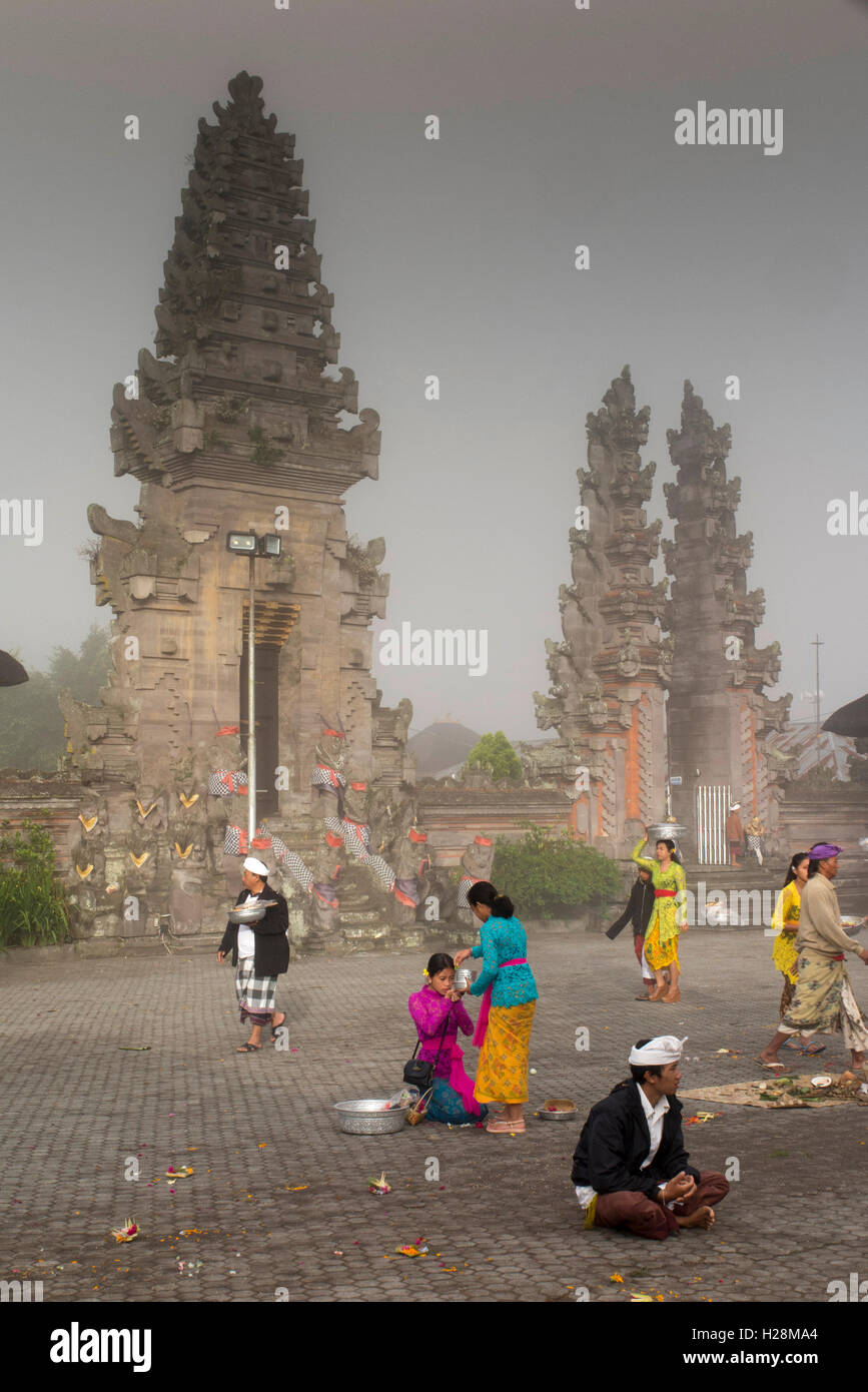 L'INDONÉSIE, Bali, Batur, Pura Ulun Danu Batur, fidèles priant, festival de Kuningan tôt le matin Banque D'Images