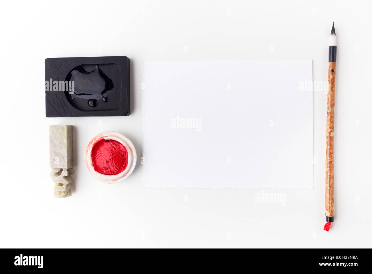 Feuille de papier blanc avec la calligraphie maquette outils. Mise à plat. Vue d'en haut Banque D'Images