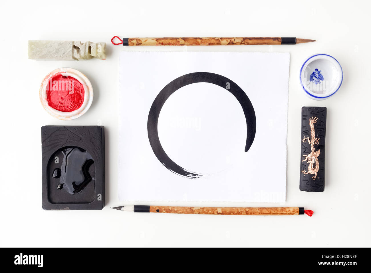 Feuille de papier blanc avec la calligraphie maquette outils. Mise à plat. Vue d'en haut Banque D'Images