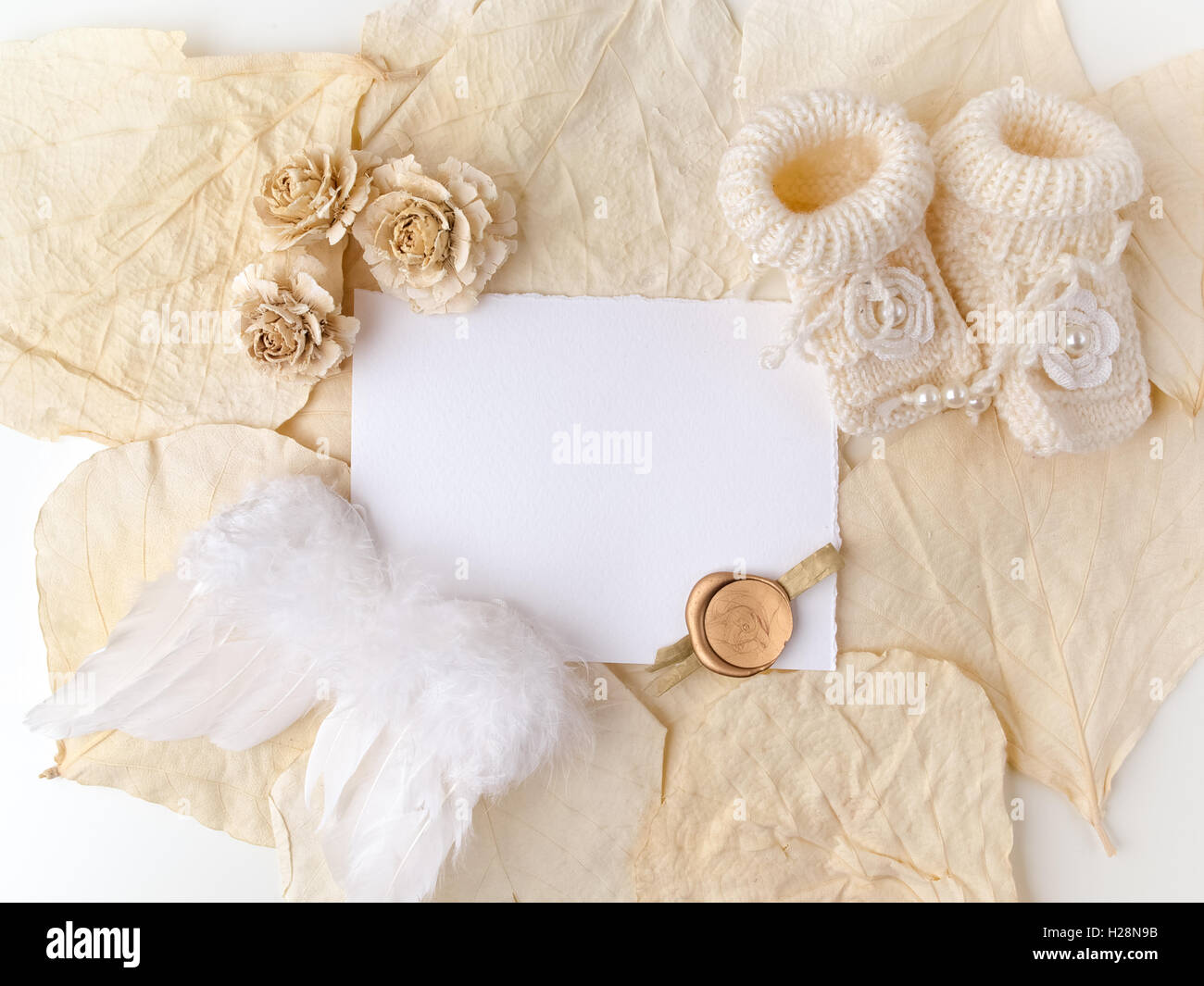Nouvelle Naissance Ou Bapteme Carte De Vœux Papier Blanc Avec Des Chaussures Bebe Fille Sur Fond Beige Mise A Plat Vue D En Haut Photo Stock Alamy