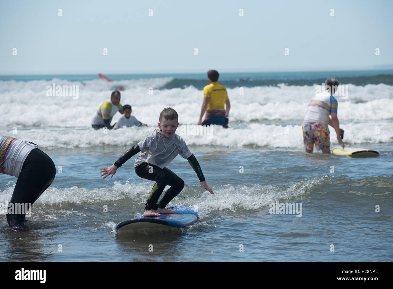 Les enfants apprendre à surfer Banque D'Images