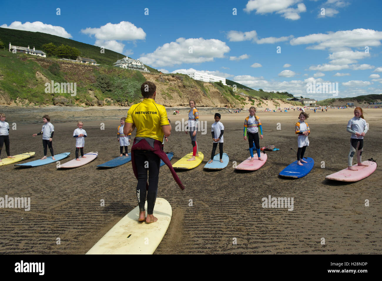 Les enfants apprendre à surfer Banque D'Images