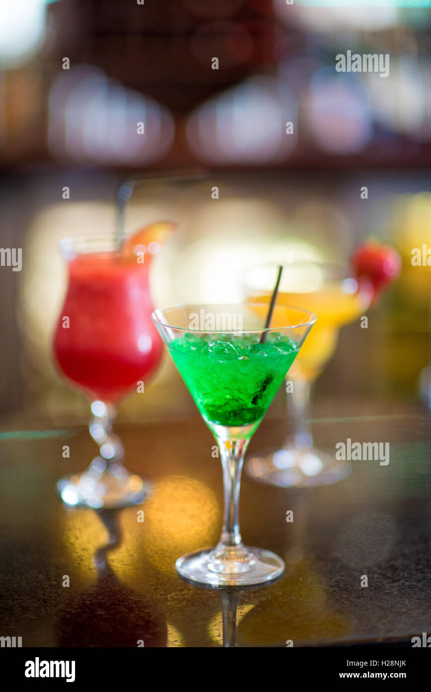 Des cocktails sur un bar Banque D'Images