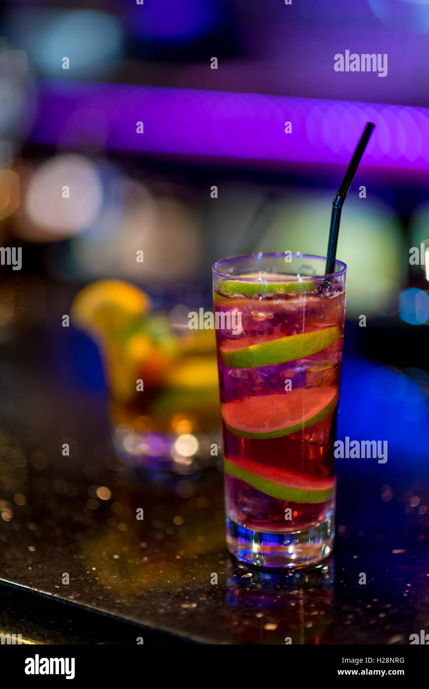 Des cocktails sur un bar Banque D'Images