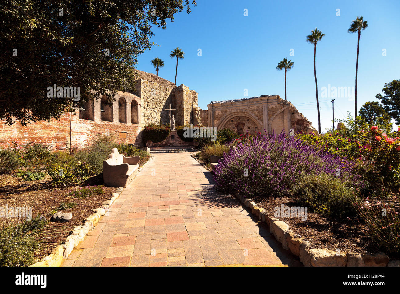 San Juan Capistrano, CA, USA - 25 septembre 2016 : Statue de Fray Junipero Serra à la Mission San Juan Capistrano dans le Sud Banque D'Images