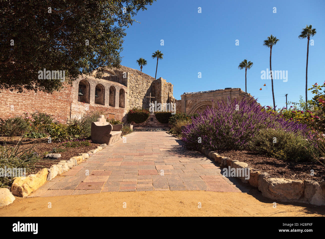 San Juan Capistrano, CA, USA - 25 septembre 2016 : Statue de Fray Junipero Serra à la Mission San Juan Capistrano dans le Sud Banque D'Images