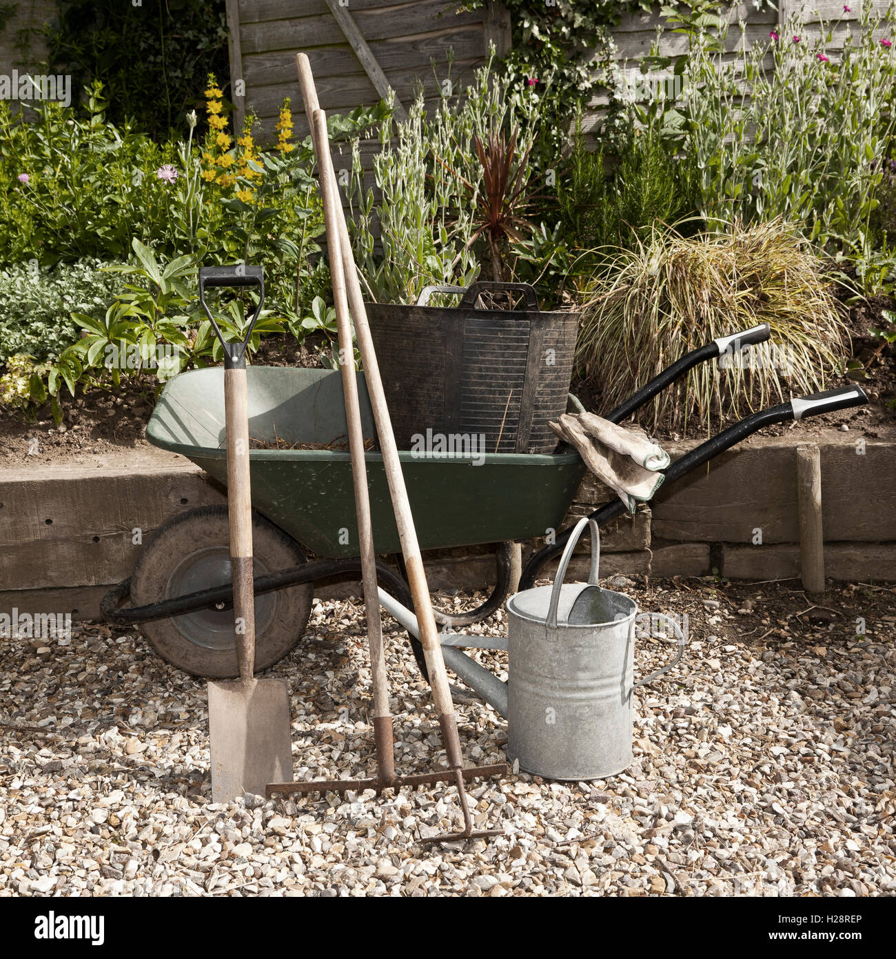 Brouette et outils de jardinage à proximité d''un lit double Photo Stock -  Alamy