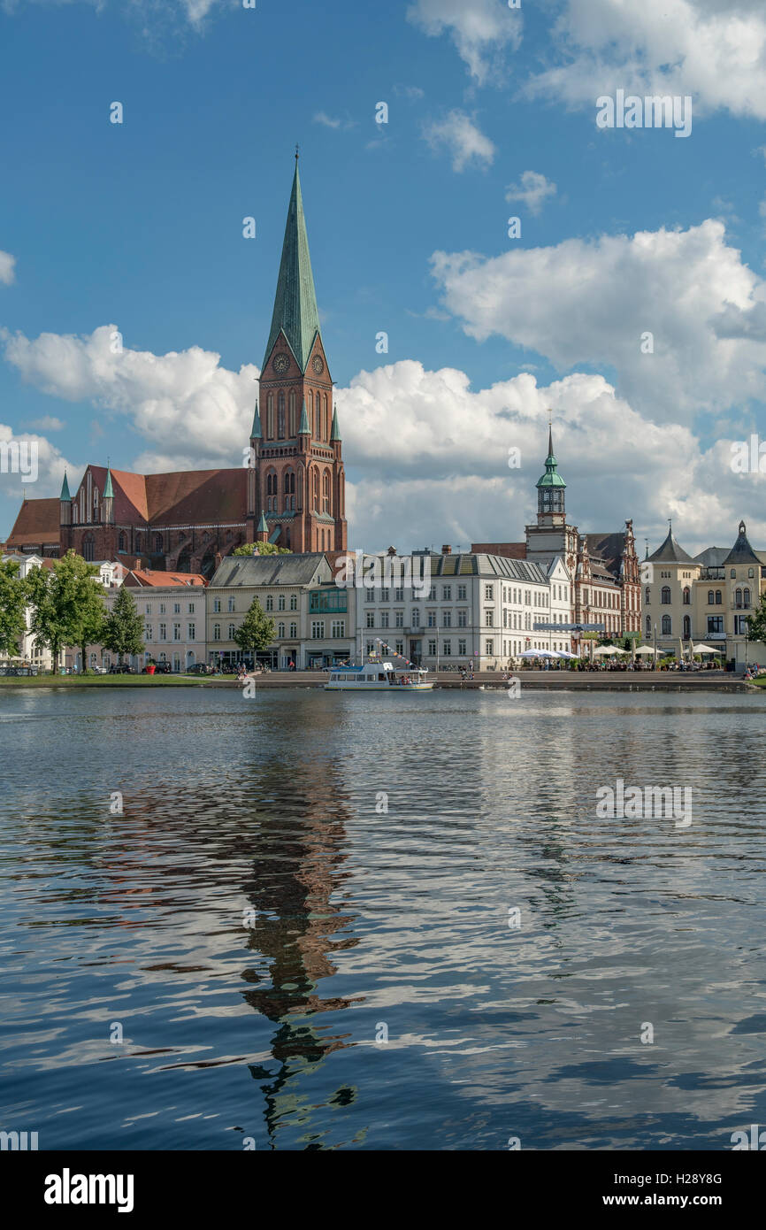 Cathédrale de Schwerin et Pfaffenteich, Schwerin, Mecklenburg-Vorpommern, Allemagne Banque D'Images