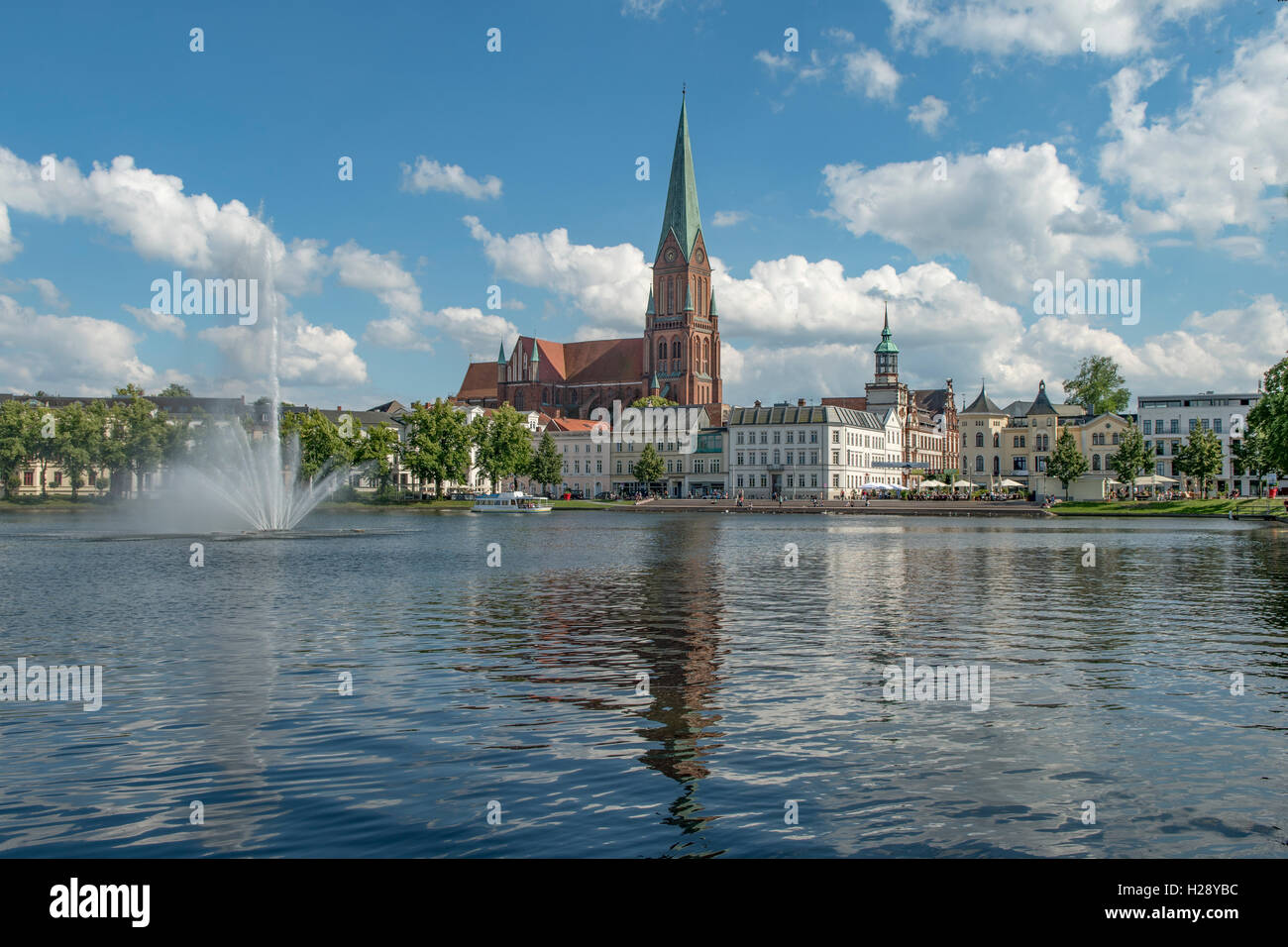 Cathédrale de Schwerin et Pfaffenteich, Schwerin, Mecklenburg-Vorpommern, Allemagne Banque D'Images