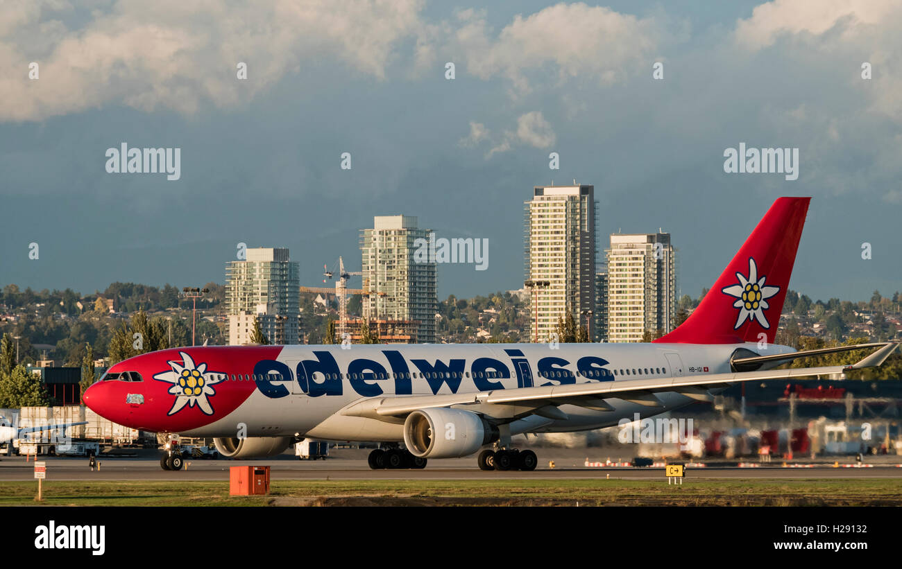 Edelweiss Air Airbus A330 wide-body jetliner HB-IQI prêt au décollage de l'Aéroport International de Vancouver, Canada Banque D'Images