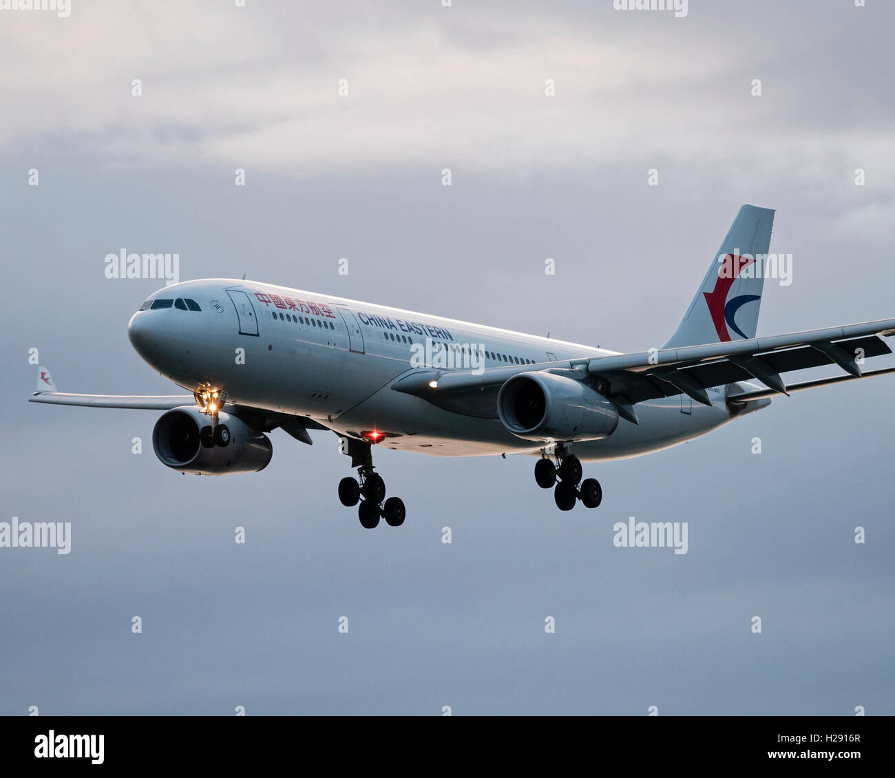 China Eastern Airlines Airbus A330-200 B-5973 à l'atterrissage à l'Aéroport International de Vancouver, Canada Banque D'Images