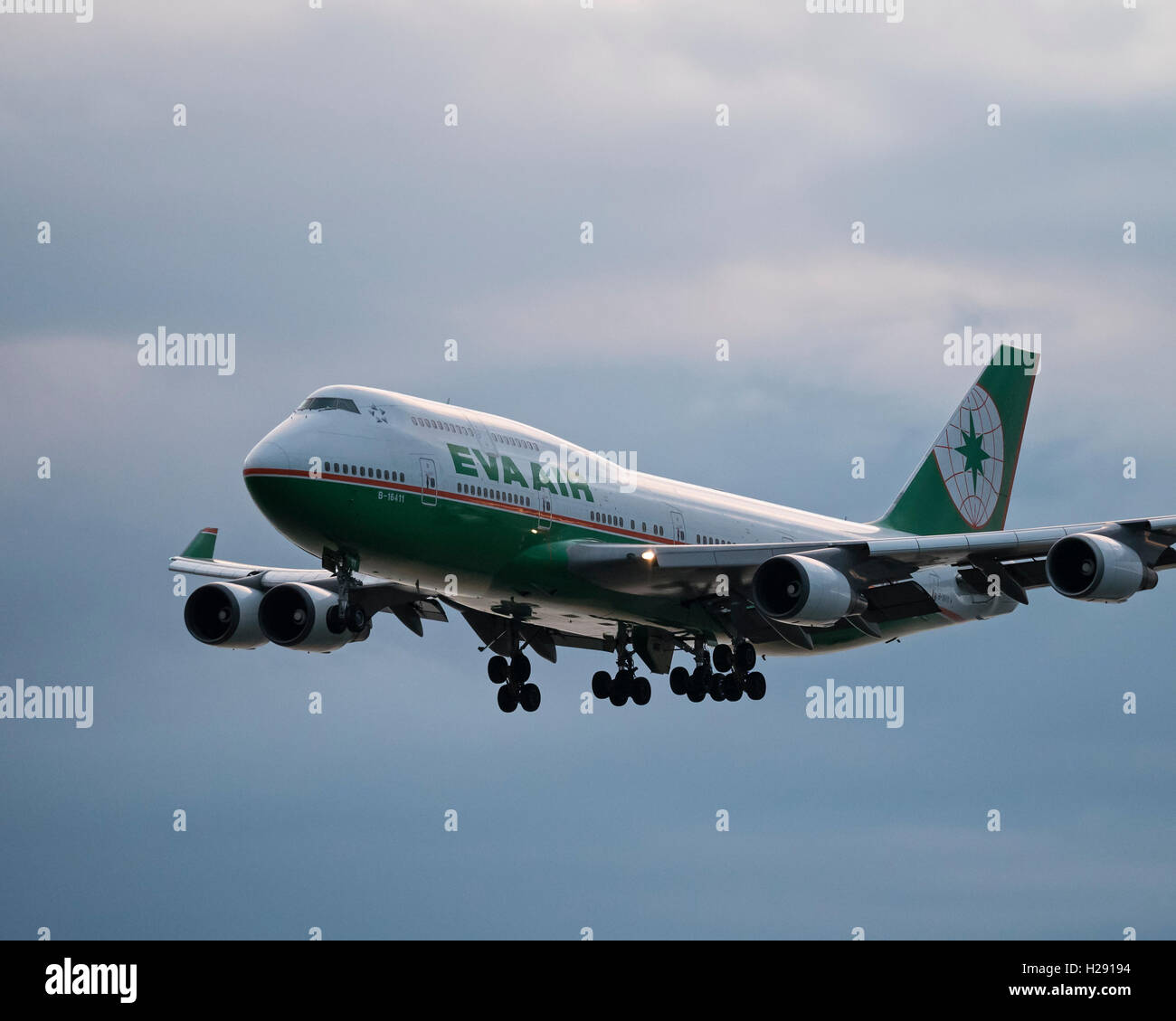 EVA Air Boeing 747-400 jumbo B-16411-avion de ligne à l'approche finale pour l'atterrissage, l'Aéroport International de Vancouver, Canada Banque D'Images