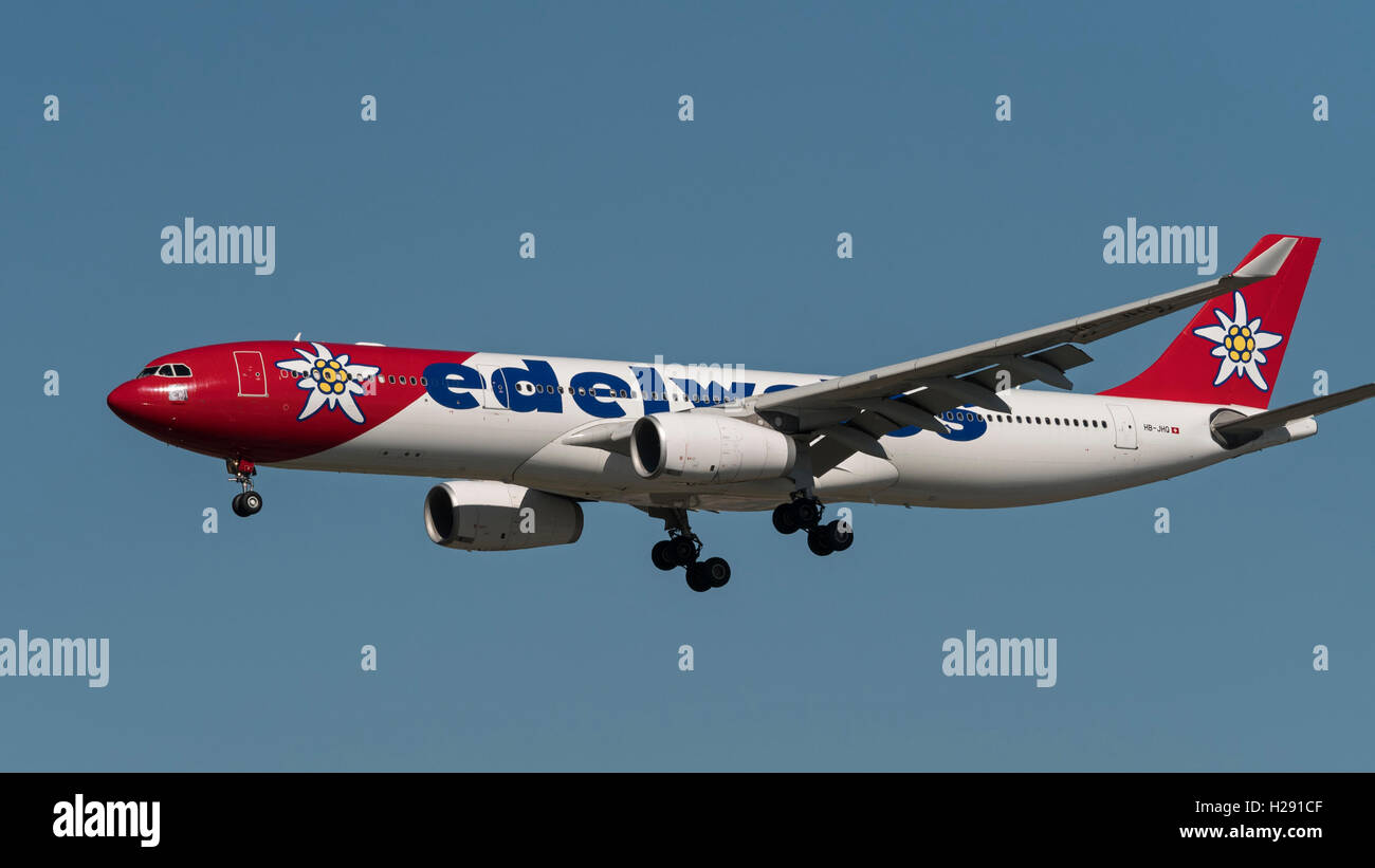 Edelweiss Air Airbus A330 wide-body jetliner HB-JHQ approche finale pour l'atterrissage à l'Aéroport International de Vancouver, Canada Banque D'Images