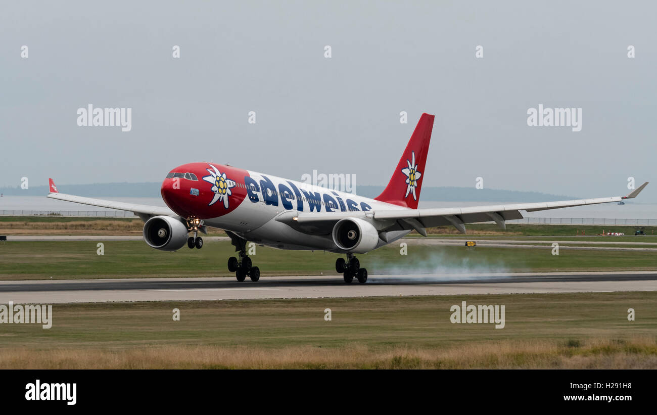 Edelweiss Air Airbus A330 wide-body jetliner HB-IQI atterrissage à l'Aéroport International de Vancouver, Canada Banque D'Images