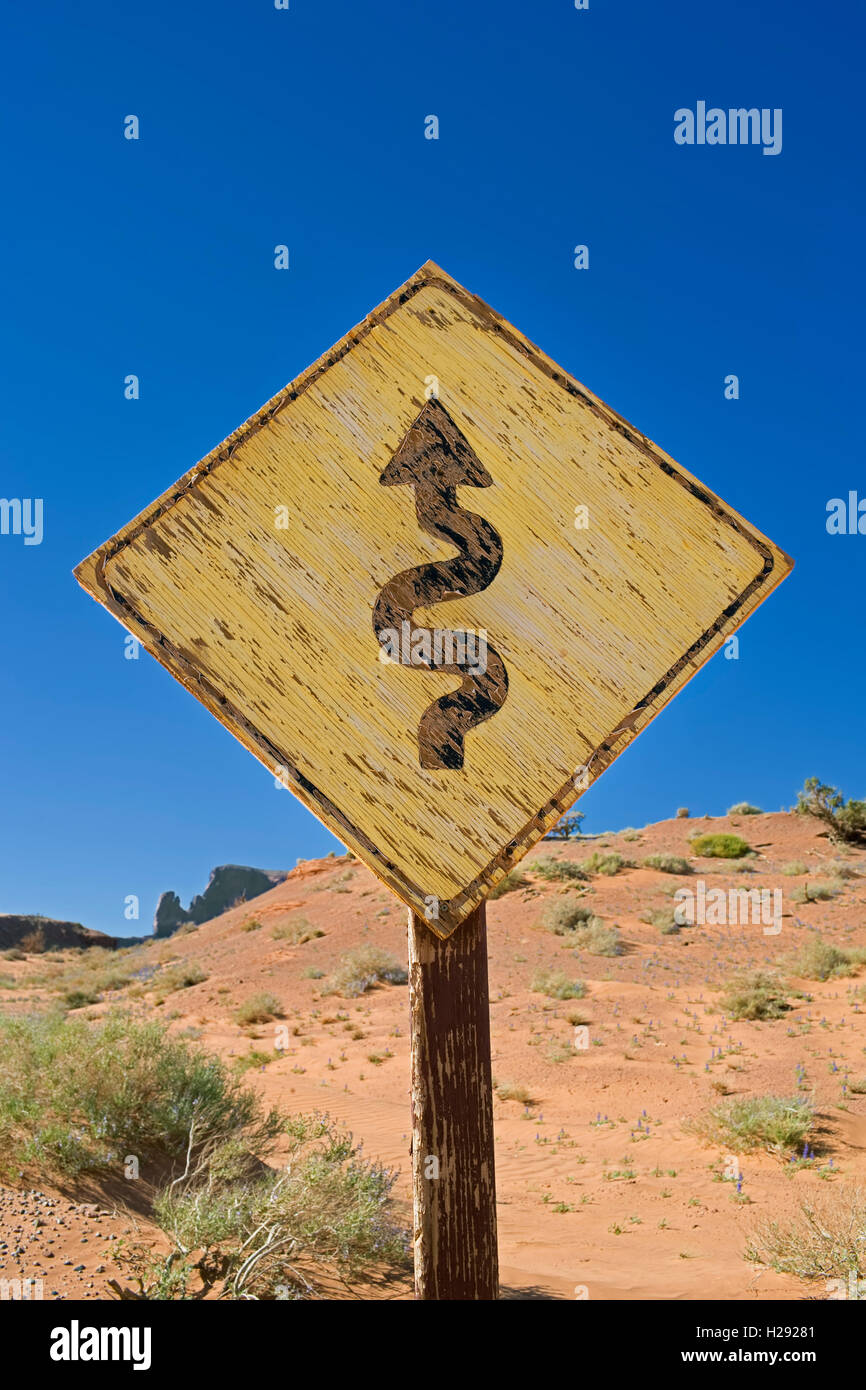 Zjgzag en bois, poteau de signalisation, Monument Valley, Arizona, USA, Amérique du Nord Banque D'Images