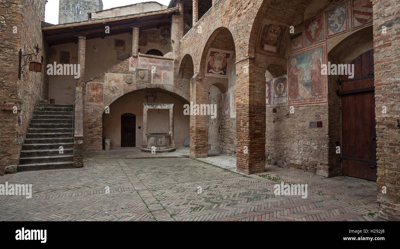 Dans la cour, le musée Museo Civico, centre historique, centre-ville médiéval, San Gimignano, Province de Sienne, Toscane, Italie Banque D'Images