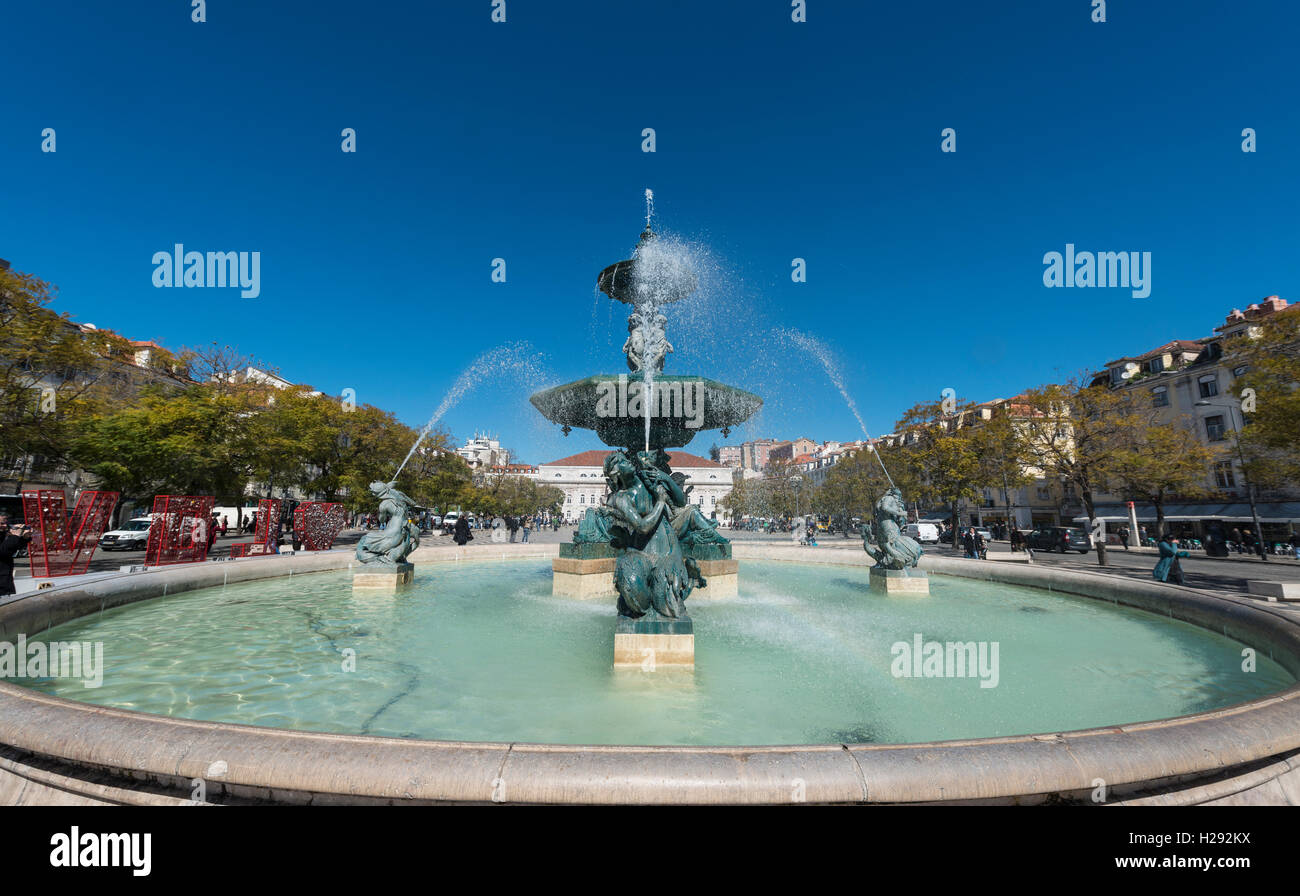 Fontaine, fontaine de bronze à la place Rossio, Lisbonne, Portugal Banque D'Images