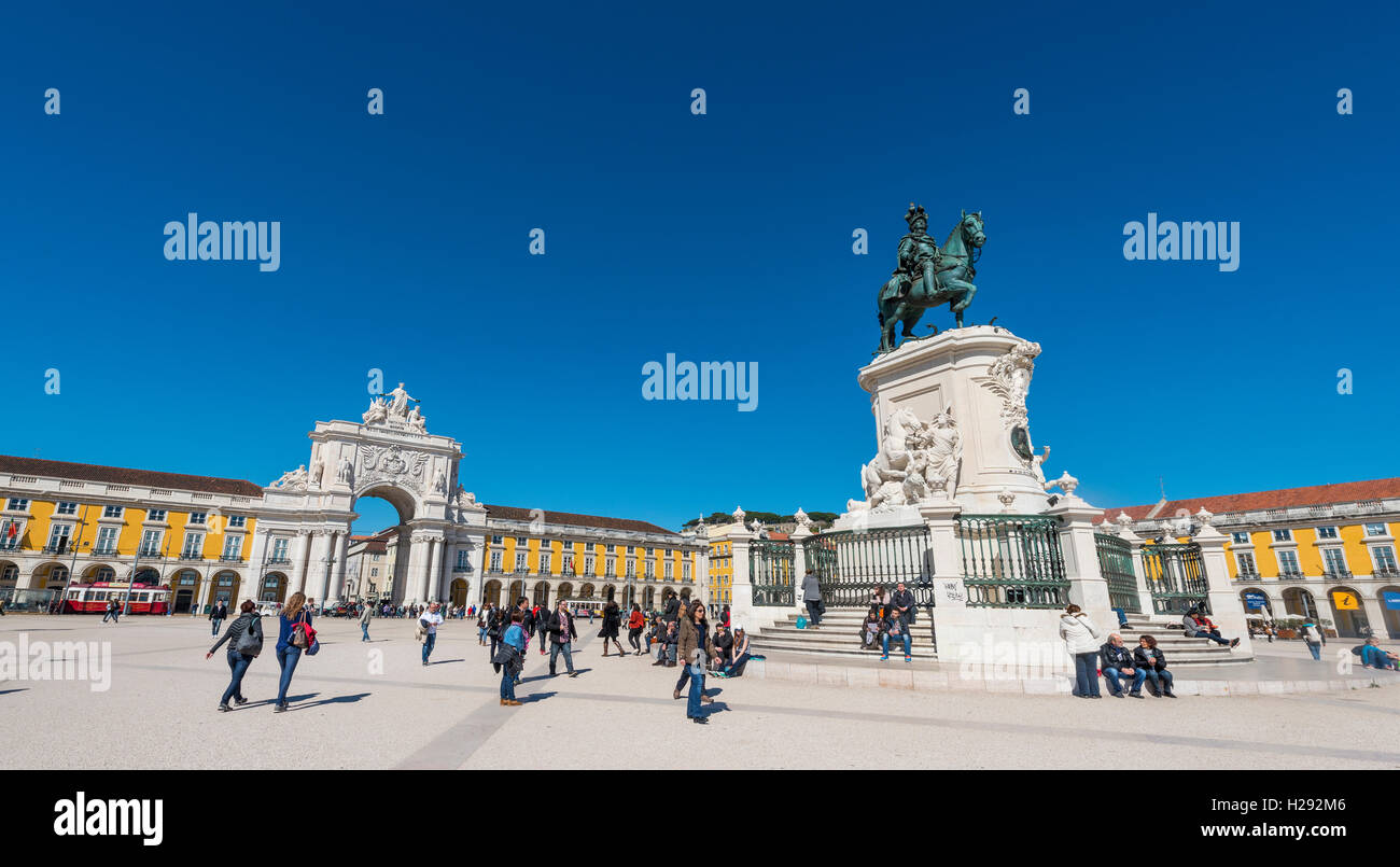 Arco da Vitoria, statue équestre du roi Joseph I à Praça do Comércio, Lisbonne, Portugal Banque D'Images