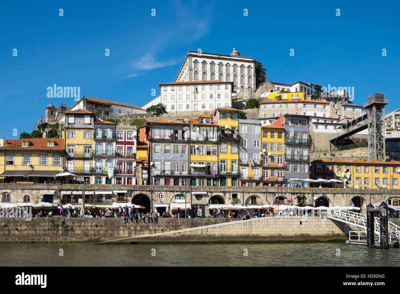 Palais Épiscopal, ancienne résidence des évêques, quartier de Ribeira, Porto, UNESCO World Heritage Site, Portugal Banque D'Images