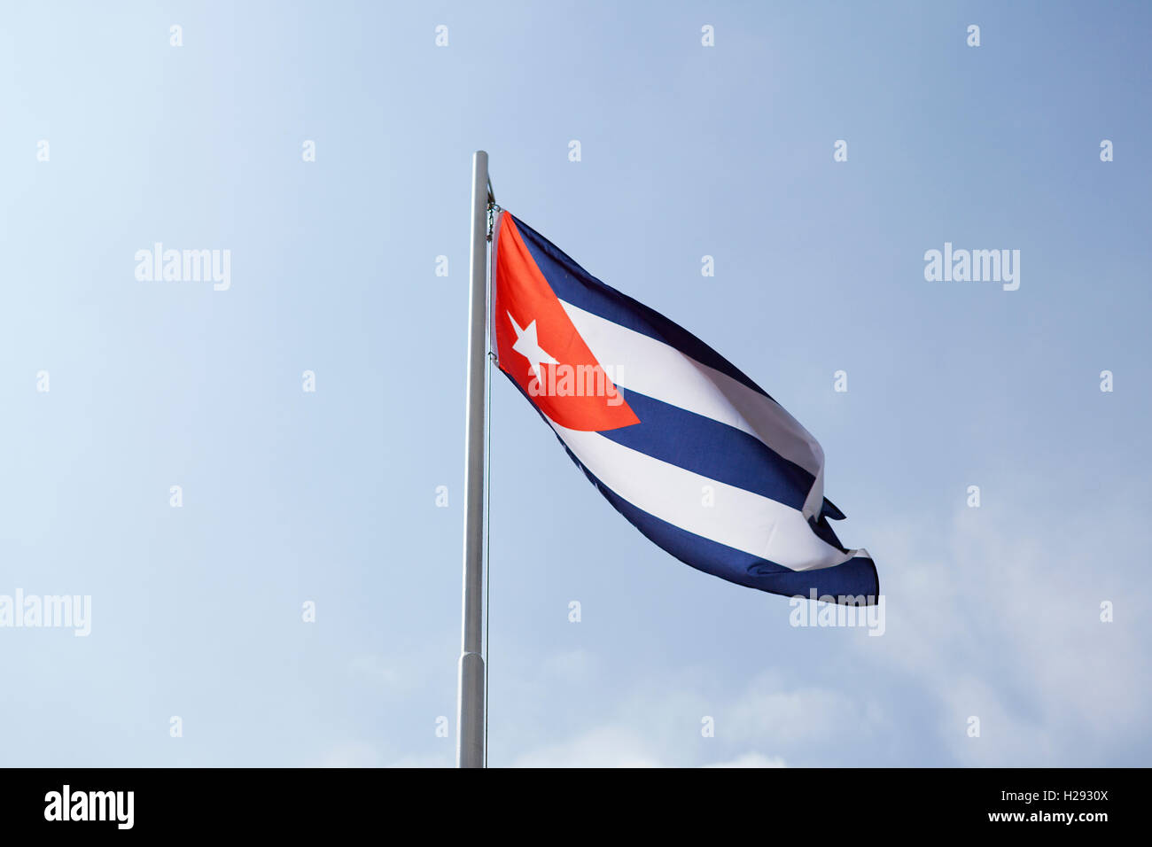 Drapeau national de Cuba sur un poteau en face de ciel bleu Banque D'Images