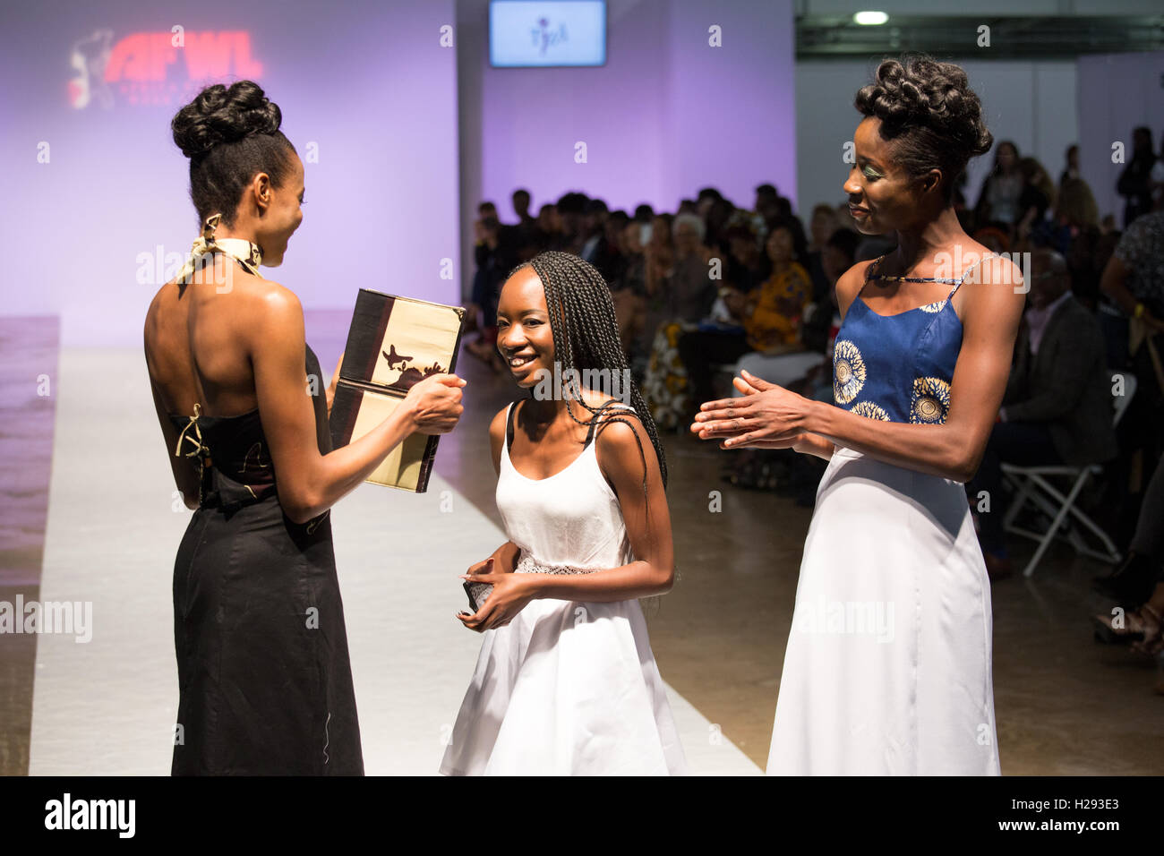 Tiza designer reconnaître les applaudissements de fonction et deux modèles qui a présenté sa collection à l'AFWL au Kensington Olympia Banque D'Images