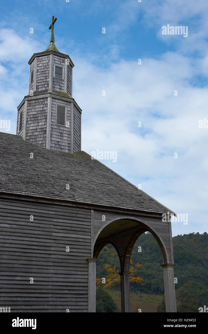 Église en bois historique de Quinchao sur la petite île de Quinchao dans l'archipel de Chiloé au Chili. Banque D'Images