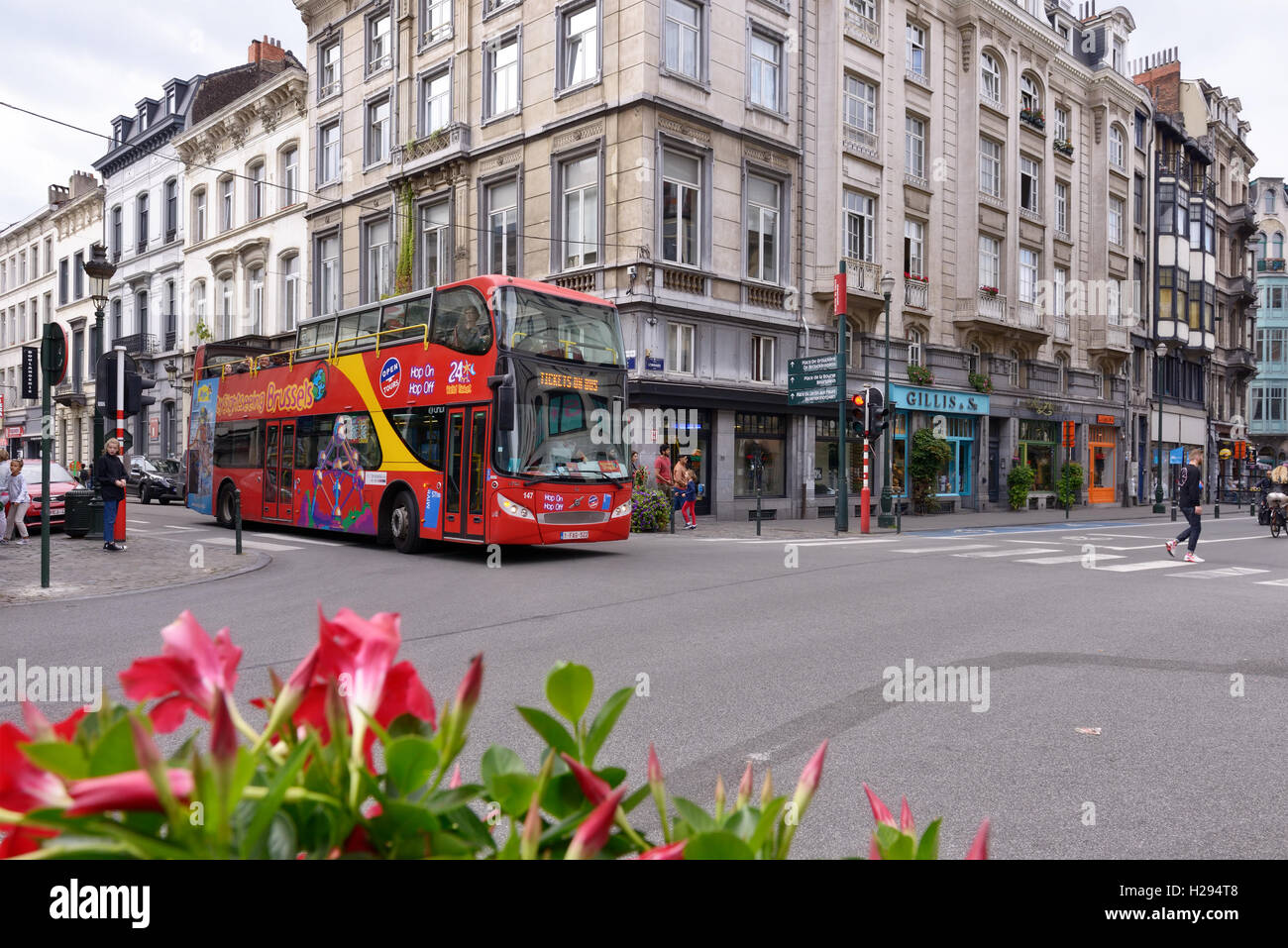 L'industrie touristique continuer travailler en Belgique et les autobus d'excursion sont souvent vus sur les rues de Bruxelles y compris Dimanche de week-end wit Banque D'Images