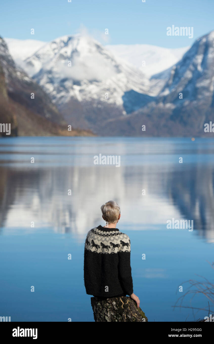 Une femme s'ouvre sur le fjord norvégien lake dans Flam, la Norvège. Banque D'Images