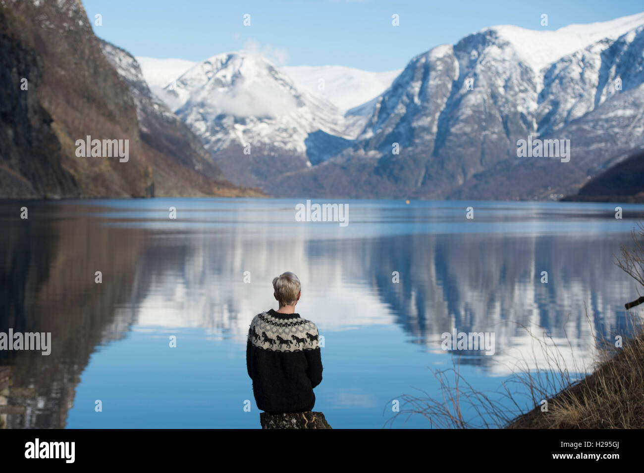 Une femme s'ouvre sur le fjord norvégien lake dans Flam, la Norvège. Banque D'Images
