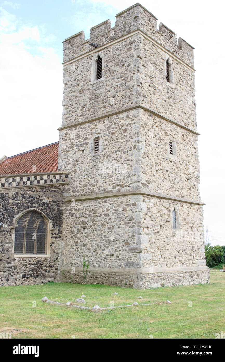 Tour de l'église de St Mary et St Peter dans Wennington, Londres, Angleterre. Banque D'Images