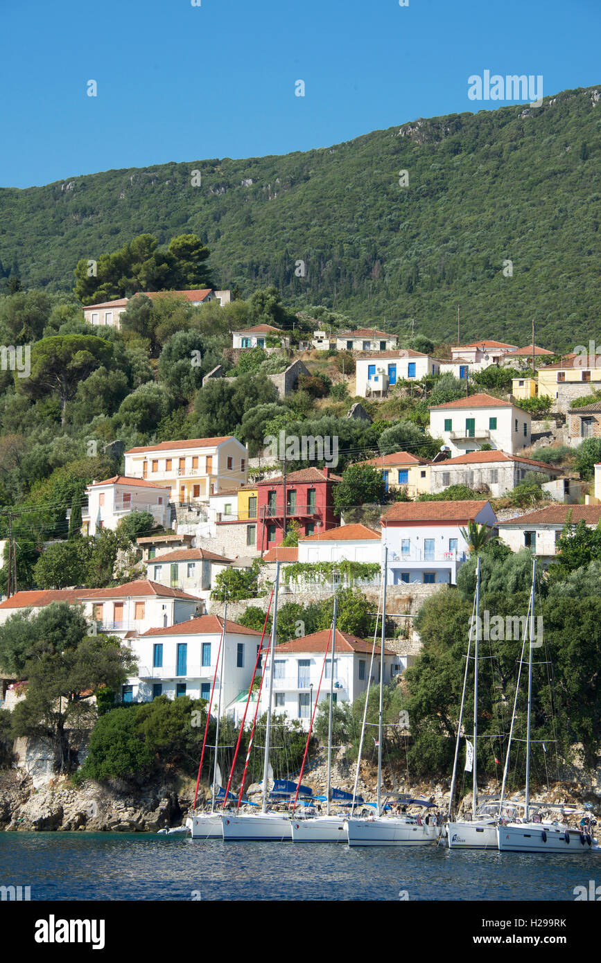 Maisons colorées colline surplombant le port de Kioni Île Ithaka Îles Ioniennes Grèce Banque D'Images