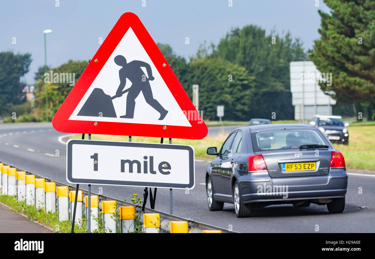 De grandes routes dans 1 mile signe sur une route à deux voies dans le Royaume-Uni. Banque D'Images
