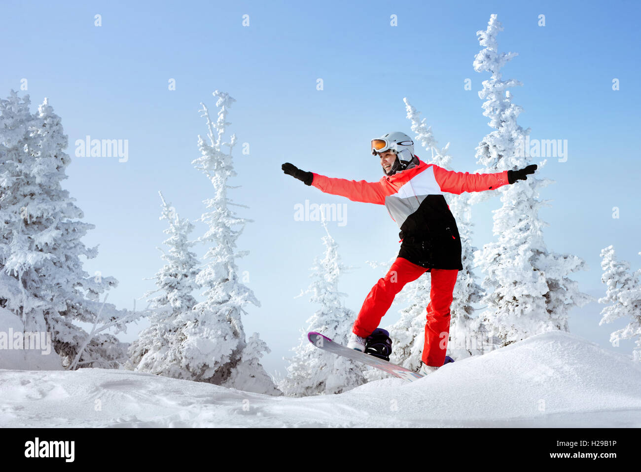 Les snowboarders posant sur fond de ciel bleu montagne Banque D'Images