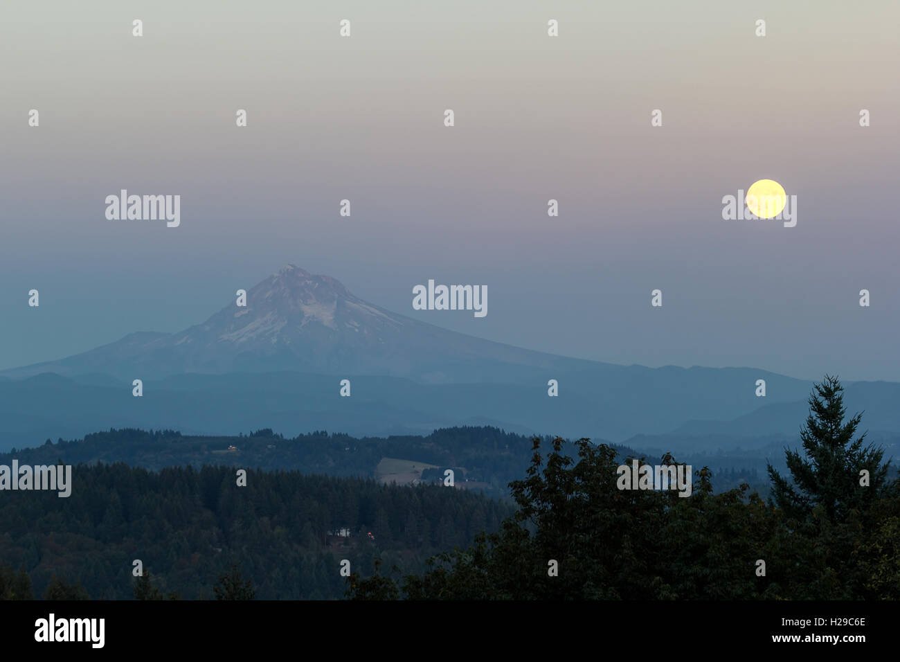 Harvest Moon 2016 pleine lune croissante au Mount Hood et de Happy Valley, Oregon Banque D'Images