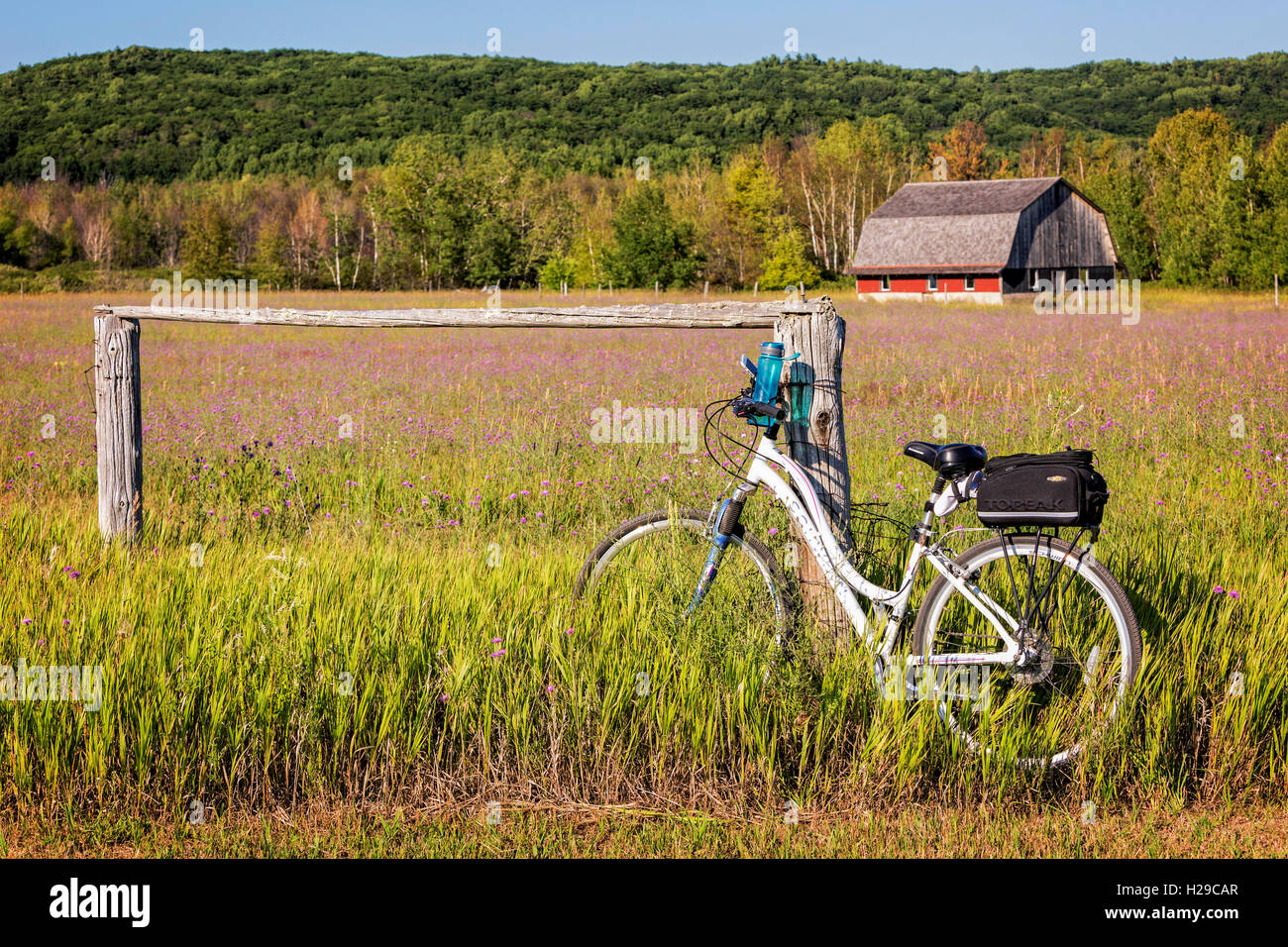 Bike stationné dans le pays dans le nord du Michigan automne Banque D'Images