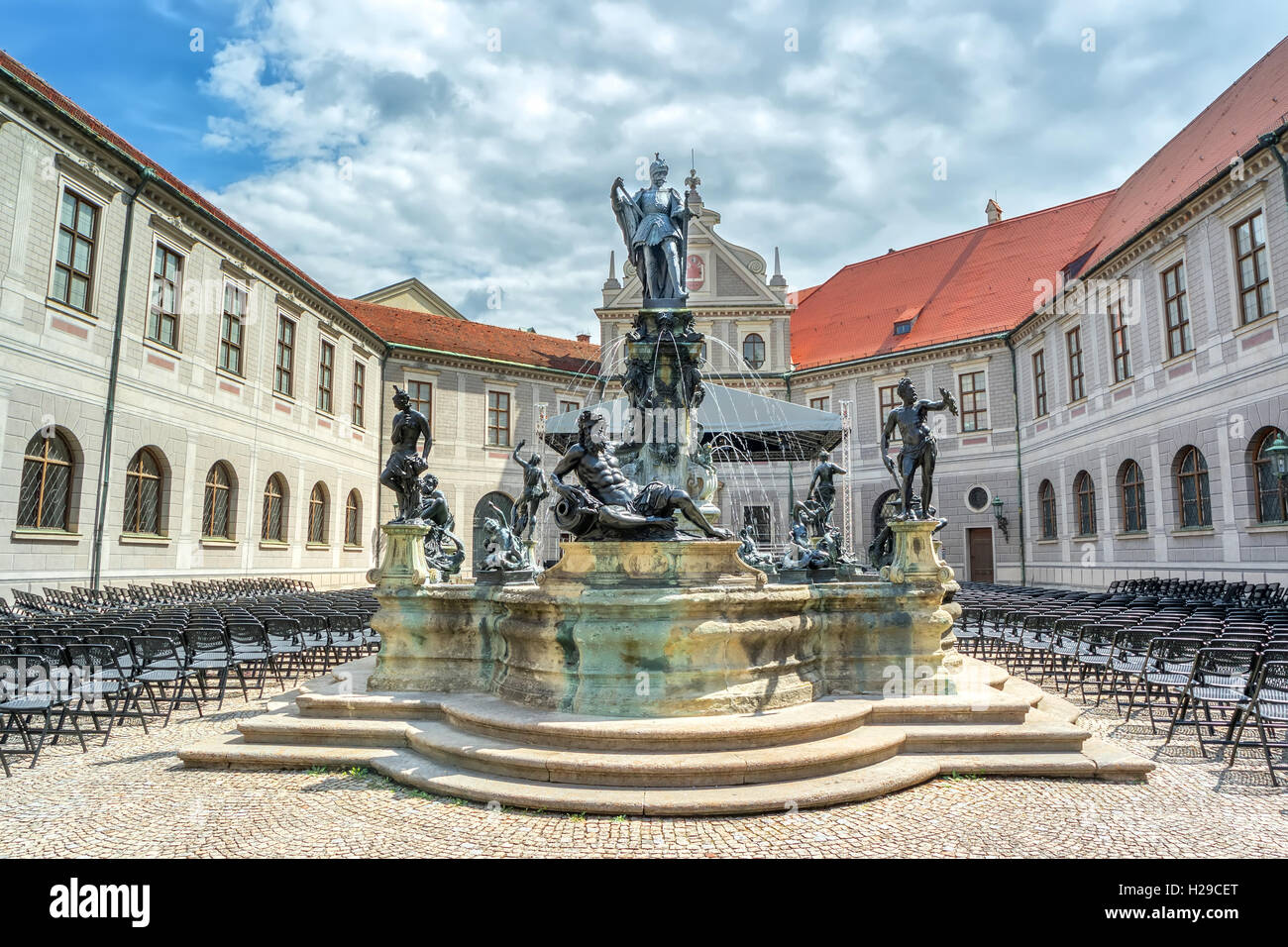 Munich, Allemagne- 6 août 2016 : la fontaine de bronze dans les Wittelsbach palais Residenz a été érigé en 1610. Munich, Allemagne Banque D'Images