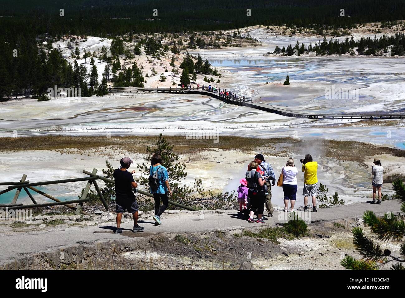 Marche à travers les visiteurs du bassin en porcelaine, Norris Geyser Basin, Parc National de Yellowstone Banque D'Images