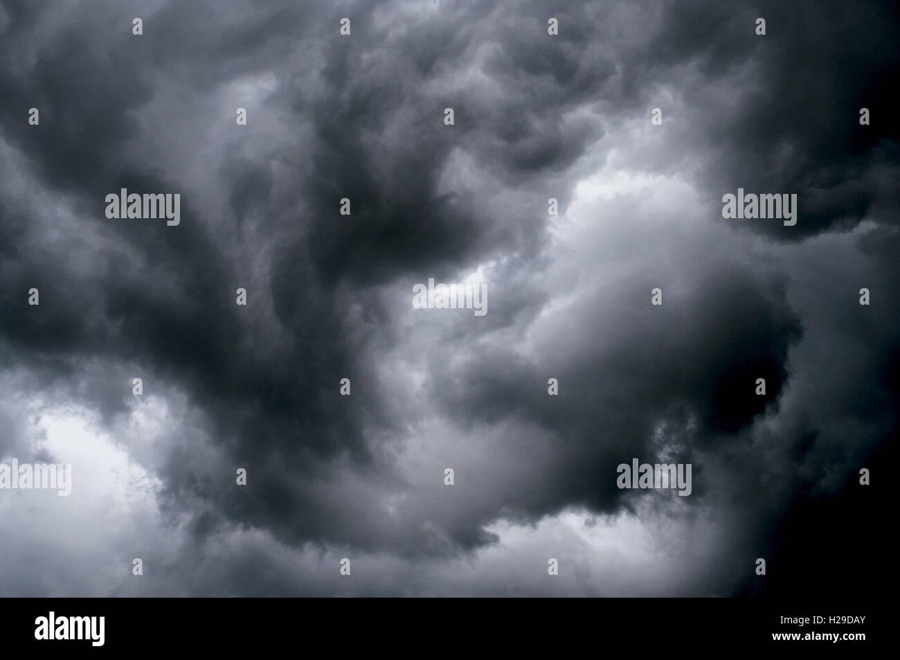 Ciel tourbillonnant en colère montrant la rotation de tempête Banque D'Images