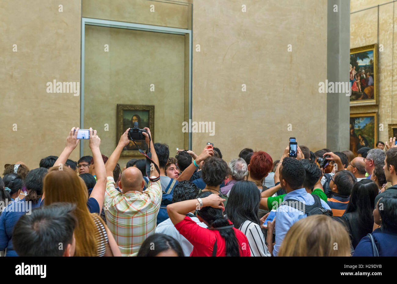 Mona Lisa. Foule de visiteurs d'essayer de photographier la Joconde de Léonard de Vinci, Musée du Louvre, Paris, France Banque D'Images