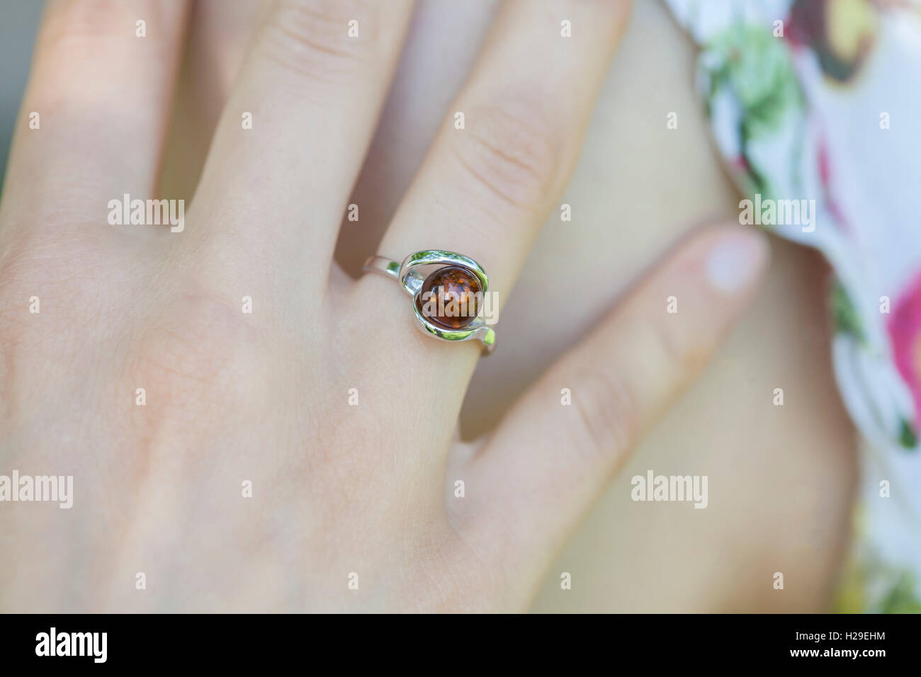 La main de femme avec une belle bague de fiançailles Banque D'Images