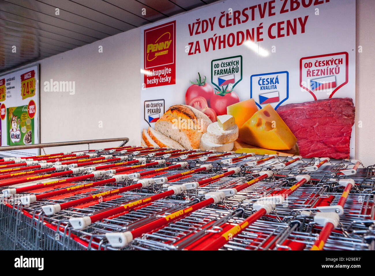 Chariots, chariots d'un denier supermarché marché République tchèque Banque D'Images