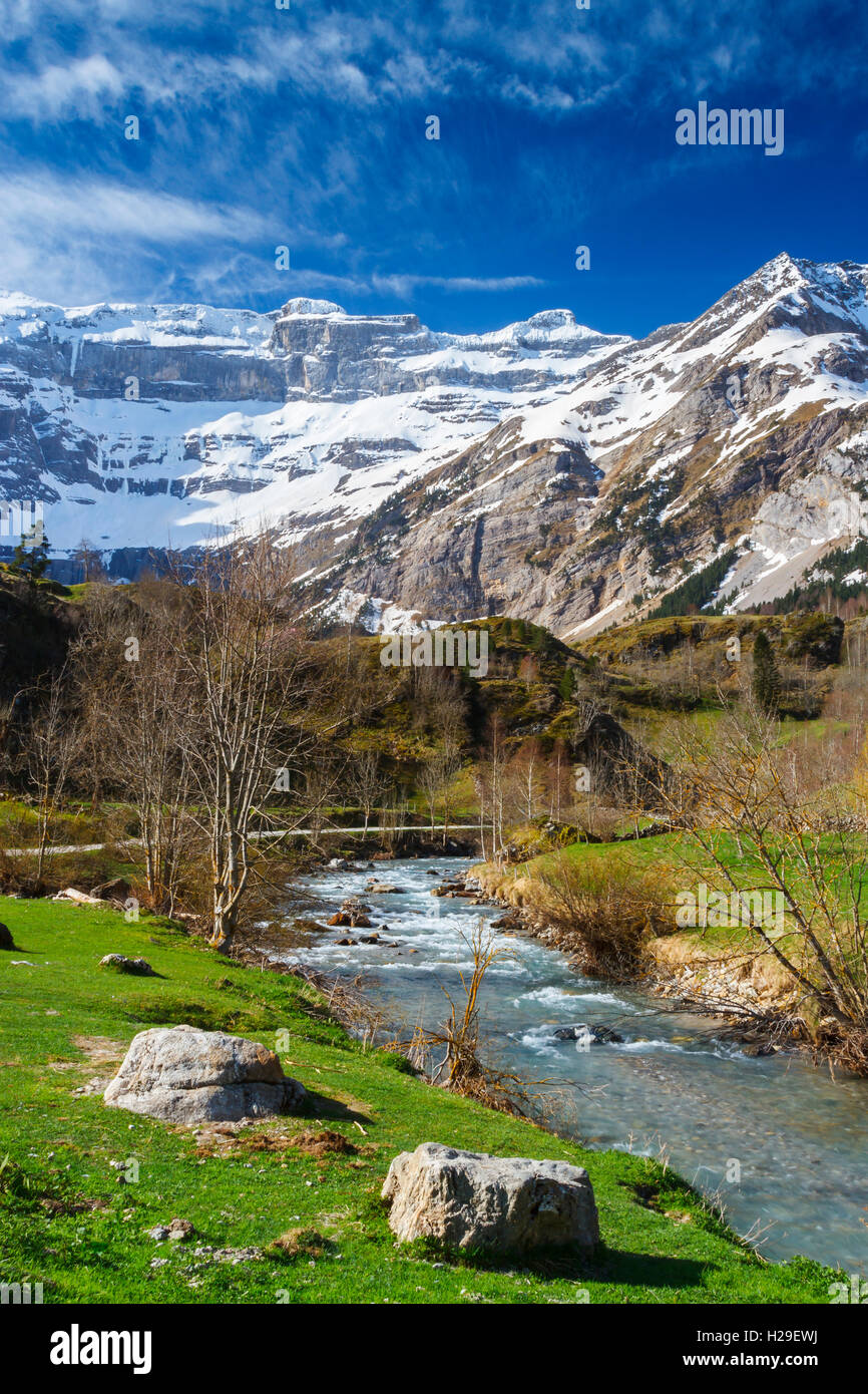 Montagnes couvertes de neige et la rivière. Banque D'Images