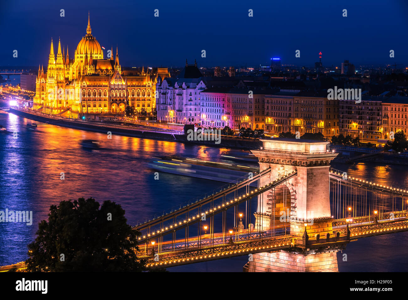 Budapest, Hongrie : le Pont des chaînes Széchenyi, Bâtiment du Parlement  hongrois Photo Stock - Alamy